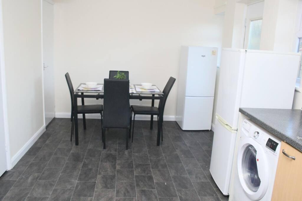 Contractor's Haven: Pet-Friendly 4-Bedroom with Free Parking and Fast Wi-Fi Aylesbury  Exterior photo